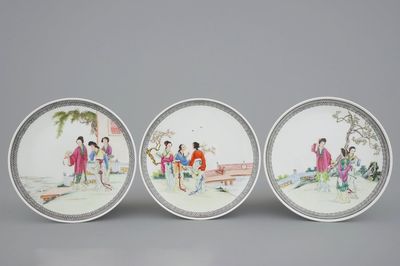 Un lot de 3 assiettes en porcelaine de Chine famille rose, 20ème
