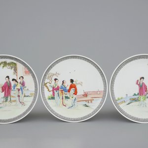 Un lot de 3 assiettes en porcelaine de Chine famille rose, 20ème — photo 1