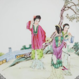 Un lot de 3 assiettes en porcelaine de Chine famille rose, 20ème — photo 4