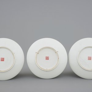 Un lot de 3 assiettes en porcelaine de Chine famille rose, 20ème — photo 5