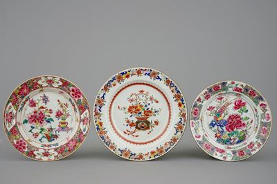 Un lot de 3 assiettes en porcelaine de Chine famille rose, Yongzheng/Qianlong, 18ème