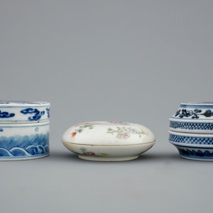 Un lot de 3 boîtes couvertes en porcelaine de Chine famille rose et bleu et blanc, 19ème — photo 1