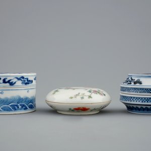 Un lot de 3 boîtes couvertes en porcelaine de Chine famille rose et bleu et blanc, 19ème — photo 3