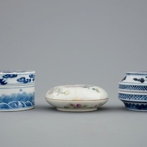 Un lot de 3 boîtes couvertes en porcelaine de Chine famille rose et bleu et blanc, 19ème — photo 4