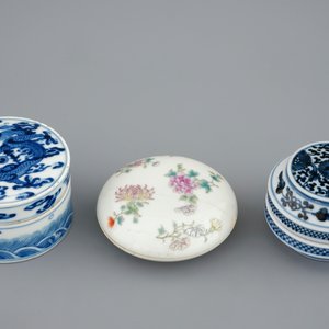 Un lot de 3 boîtes couvertes en porcelaine de Chine famille rose et bleu et blanc, 19ème — photo 5