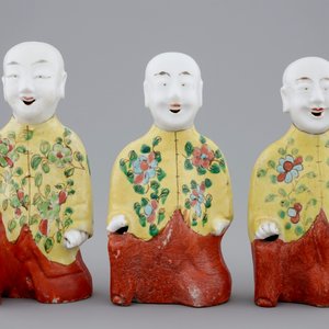 Un lot de 3 figures de garçons agenouillés en porcelaine de Chine, 19ème — photo 2