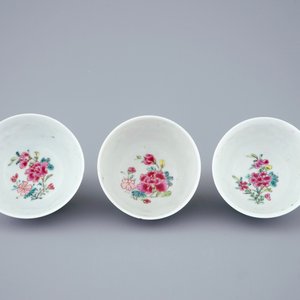 Un lot de 3 tasses et soucoupes en porcelaine de Chine famille rose, Qianlong, 18ème — photo 7