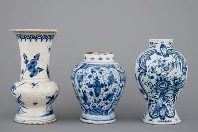 Un lot de 3 vases en Delft bleu et blanc, 18ème
