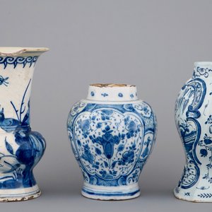 Un lot de 3 vases en Delft bleu et blanc, 18ème — photo 2