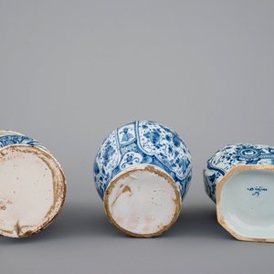 Un lot de 3 vases en Delft bleu et blanc, 18ème — photo 6