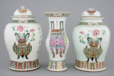 Un lot de 3 vases en porcelaine de Chine famille rose, 19ème