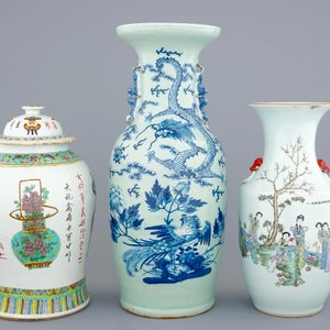 Un lot de 3 vases en porcelaine de Chine famille rose et bleu et blanc, 19/20ème — photo 1