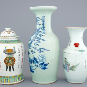 Un lot de 3 vases en porcelaine de Chine famille rose et bleu et blanc, 19/20ème — photo 2