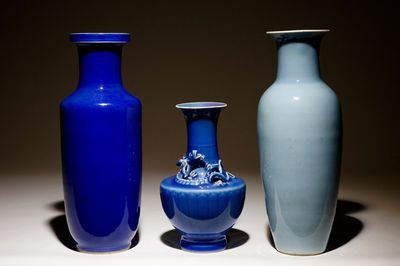 Un lot de 3 vases en porcelaine de Chine monochrome bleu, 19ème