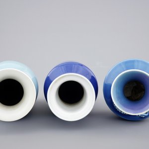 Un lot de 3 vases en porcelaine de Chine monochrome bleu, 19ème — photo 3