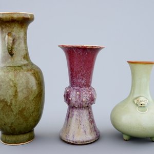 Un lot de 3 vases monochromes en porcelaine de Chine, 19ème — photo 2