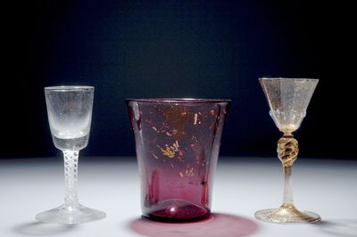 Un lot de 3 verres en verre colorié, 18ème siècle