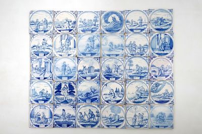 Un lot de 30 carreaux religieux en faïence de Delft bleu et blanc, Utrecht, 19ème