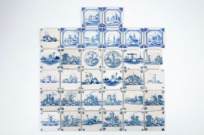 Un lot de 32 carreaux de Delft bleu et blanc, 18/19ème