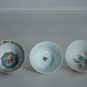 Un lot de 33 tasses et 27 soucoupes en porcelaine de Chine famille rose, Yongzheng/Qianlong — photo 18