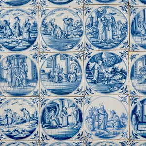 Un lot de 36 carreaux religieux en faïence de Delft bleu et blanc, 18ème — photo 2