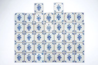 Un lot de 37 carreaux de Delft au vases fleuris, 17ème