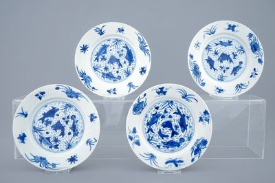 Un lot de 4 assiettes aux poissons en porcelaine de Chine bleu et blanc, marque et période de Kangxi