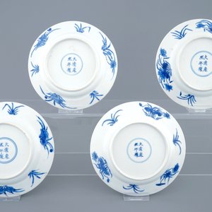 Un lot de 4 assiettes aux poissons en porcelaine de Chine bleu et blanc, marque et période de Kangxi — photo 2
