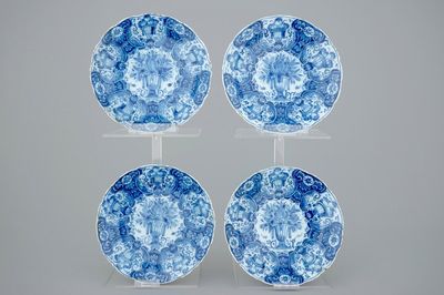 Un lot de 4 assiettes en faïence de Delft bleu et blanc aux paniers fleuris, 18ème