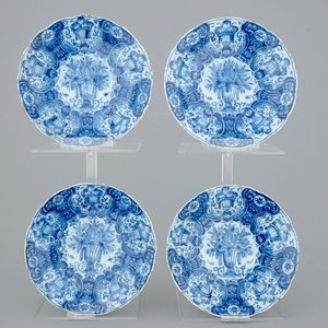 Un lot de 4 assiettes en faïence de Delft bleu et blanc aux paniers fleuris, 18ème — photo 1