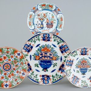 Un lot de 4 assiettes en faïence de Delft polychromes, 18ème — photo 1