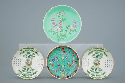 Un lot de 4 assiettes en porcelaine de Chine famille rose, 19ème