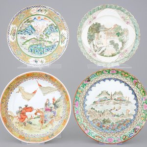Un lot de 4 assiettes en porcelaine de Chine famille rose, 19ème — photo 1