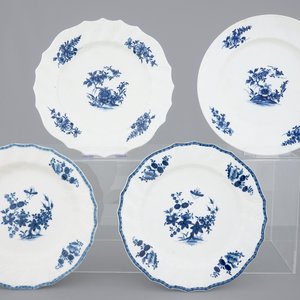 Un lot de 4 assiettes en porcelaine de Tournai bleu et blanc, 18ème — photo 1