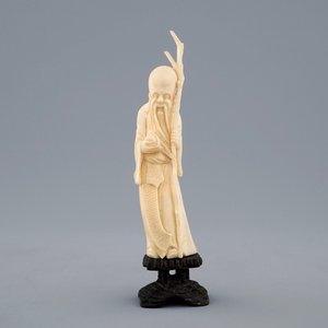 Un lot de 4 figures en ivoire sculpté, Chine, fin du 19ème vers début du 20ème — photo 9