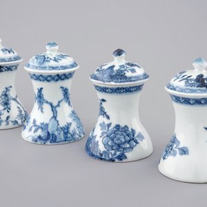 Un lot de 4 globes sans bases en porcelaine de Chine bleu et blanc, Qianlong, 18ème — photo 1
