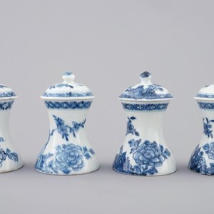 Un lot de 4 globes sans bases en porcelaine de Chine bleu et blanc, Qianlong, 18ème — photo 2