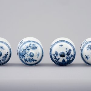 Un lot de 4 globes sans bases en porcelaine de Chine bleu et blanc, Qianlong, 18ème — photo 7