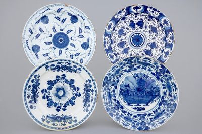 Un lot de 4 grands plats en faïence de Delft bleu et blanc, 18ème