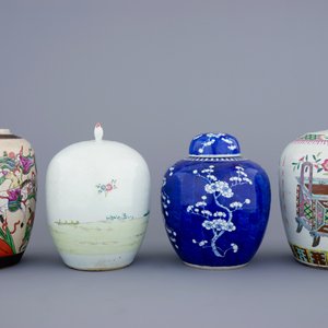 Un lot de 4 pots à gingembres en porcelaine de Chine famille rose et bleu et blanc, 19/20ème — photo 3