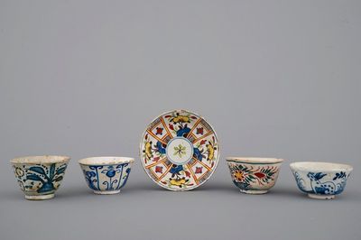 Un lot de 4 tasses et une soucoupe en faïence de Delft, 17/18ème siècle
