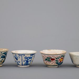 Un lot de 4 tasses et une soucoupe en faïence de Delft, 17/18ème siècle — photo 5