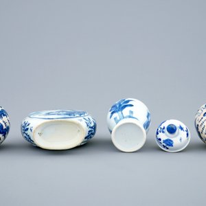Un lot de 4 vases en porcelaine de Chine bleu et blanc, 18/19ème — photo 2