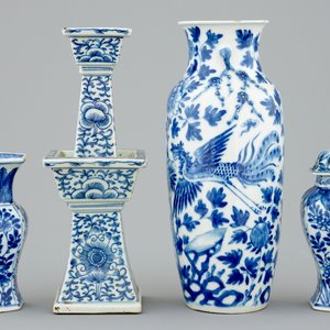 Un lot de 4 vases en porcelaine de Chine bleu et blanc, 18/19ème — photo 2