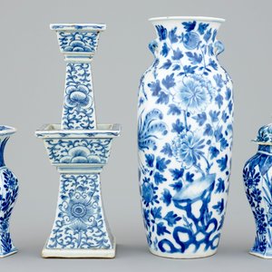 Un lot de 4 vases en porcelaine de Chine bleu et blanc, 18/19ème — photo 3