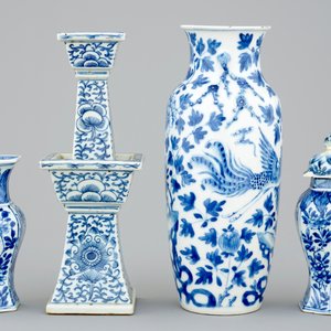 Un lot de 4 vases en porcelaine de Chine bleu et blanc, 18/19ème — photo 4