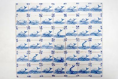Un lot de 47 carreaux en faïence de Delft bleu et blanc aux monstres marins, ateliers de Pulinckx, Bruges, 18ème