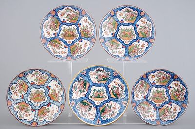 Un lot de 5 assiettes aux paniers fleuris, Delft, 18ème