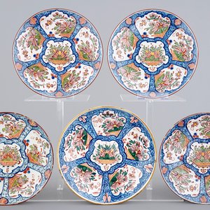 Un lot de 5 assiettes aux paniers fleuris, Delft, 18ème — photo 1