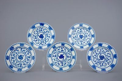 Un lot de 5 assiettes en porcelaine de Chine bleu et blanc aux carpes, Kangxi